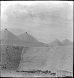 Afghanistan, Deh Hassan (Deh-e Hasan, Dekhkhasan): Gebäude; Mauer, dahinter kuppelförmige Gebäude