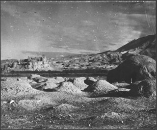 Afghanistan, Tash Kurgan (Khulm, Kholm): Landschaft; Blick auf die Berge, im Hintergrund Ruinen