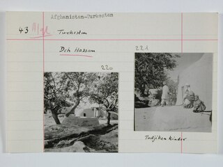 Afghanistan, Deh Hassan (Deh-e Hasan, Dekhkhasan): Menschen; Karteikarte: Häuser mit Kuppeldächern / Kinder auf einer Art Podium vor einer Hauswand