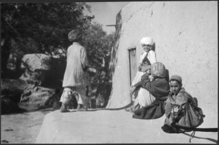 Afghanistan, Deh Hassan (Deh-e Hasan, Dekhkhasan): Menschen; Kinder auf einer Art Podium vor einer Hauswand