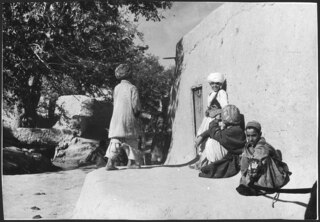 Afghanistan, Deh Hassan (Deh-e Hasan, Dekhkhasan): Menschen; Kinder auf einer Art Podium vor einer Hauswand