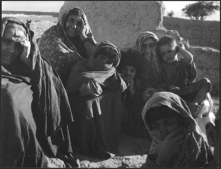 Afghanistan, Kulm (Khulm, Kholm): Menschen; Sitzende Frauen und Kinder