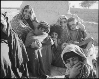 Afghanistan, Kulm (Khulm, Kholm): Menschen; Sitzende Frauen und Kinder in einem Dorf