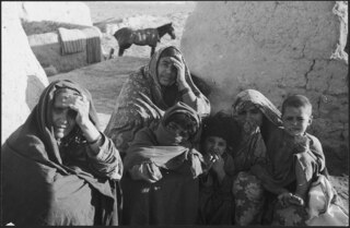 Afghanistan, Kulm (Khulm, Kholm): Menschen; Sitzende Frauen und Kinder in einem Dorf