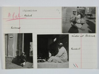 Afghanistan, Kabul: Menschen; Karteikarte: Sitzende Männer neben Gebäuden / Ein Mann mit Broten