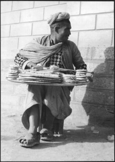 Afghanistan, Kabul: Menschen; Ein Mann mit einem Tablett voller Fladenbrote