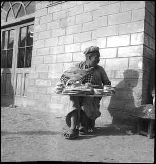 Afghanistan, Kabul: Menschen; Ein Mann mit einem Tablett voller Fladenbrote