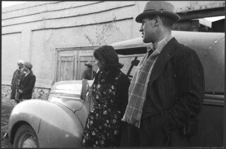 Afghanistan, Kabul: Menschen; Ein Mann und eine Frau neben dem Ford