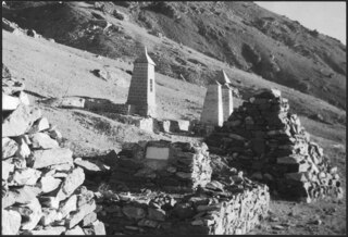 Afghanistan, Kabul: Gräber; Backsteintürme auf einem Abhang mit kleinen Steinpyramiden
