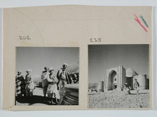 Afghanistan, Ghazni (Ghazna): Menschen; Karteikarte: Männer und Knaben vor dem Auto / Kinder vor einem weissen, kuppelförmigen Gebäude