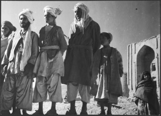 Afghanistan, Ghazni (Ghazna): Menschen; Männer und Kinder vor einem weissen Gebäude