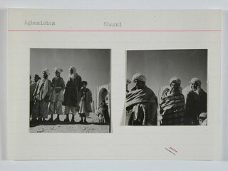 Afghanistan, Ghazni (Ghazna): Menschen; Karteikarte: Männer und Kinder vor einem weissen Gebäude