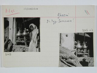 Afghanistan, Ghazni (Ghazna): Menschen; Karteikarte: Metallkrüge auf einem Holzgestell