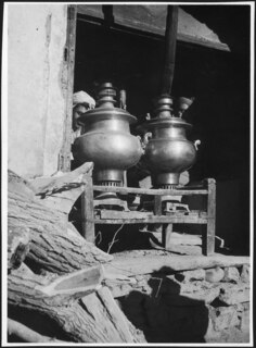 Afghanistan, Ghazni (Ghazna): Alltagsgegenstände; Zwei Metallkrüge auf einem Holzgestell