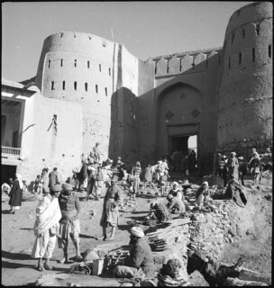 Afghanistan, Ghazni (Ghazna): Stadtansicht; Menschen vor dem Stadttor