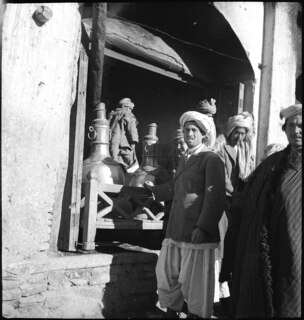 Afghanistan, Ghazni (Ghazna): Menschen; Männer vor einer Art Terrasse, darauf stehen Metallkrüge