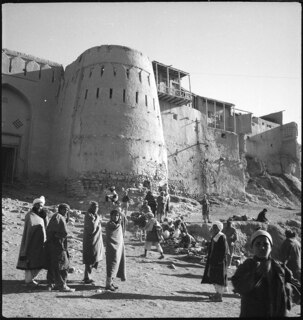 Afghanistan, Ghazni (Ghazna): Menschen; Menschen vor dem Stadttor