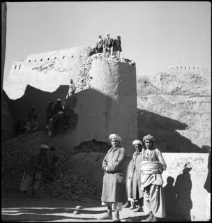 Afghanistan, Ghazni (Ghazna): Menschen; Männer beim Arbeiten an der Stadtmauer