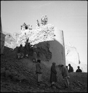 Afghanistan, Ghazni (Ghazna): Menschen; Männer beim Arbeiten an der Stadtmauer