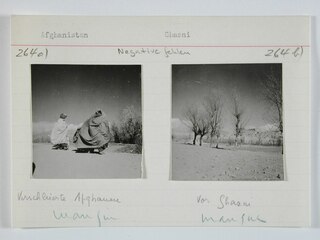 Afghanistan, Ghazni (Ghazna): Menschen; Karteikarte: Verschleierte Frauen auf einer Strasse / Blick auf die Stadtmauer und Zitadelle von Ghazni