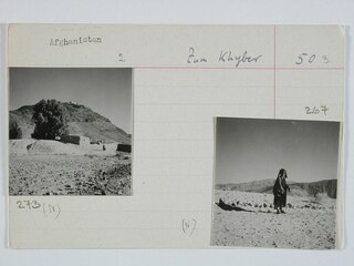 Afghanistan, zum Khyber Pass (Chaiber-Pass, Khaiberpass): Landschaft; Karteikarte: Ein flaches Gebäude im Vordergrund, auf der Anhöhe weitere Gebäude / Ein Junge auf einer Ebene