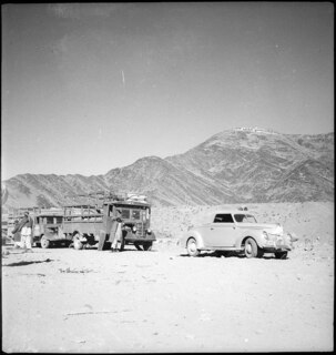 Afghanistan, Dakka (Loe Dakka): Landschaft; Der Ford in einer Reihe mit Lastwagen, auf der Anhöhe im Hintergrund Gebäude