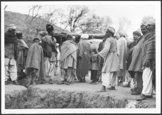 Britisch-Indien, Khyber Pass (Chaiber-Pass, Khaiberpass): Menschen; Eine Gruppe von Männern auf einem Felsen