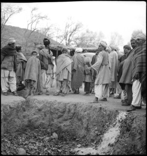 Britisch-Indien, Khyber Pass (Chaiber-Pass, Khaiberpass): Menschen; Eine Gruppe von Männern auf einem Felsen