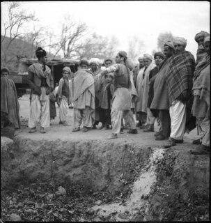 Britisch-Indien, Khyber Pass (Chaiber-Pass, Khaiberpass): Menschen; Eine Gruppe von Männern auf einem Felsen