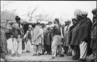 Britisch-Indien, Khyber Pass (Chaiber-Pass, Khaiberpass): Menschen; Eine Gruppe von Männern auf einem Felsen