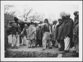 Britisch-Indien, Khyber Pass (Chaiber-Pass, Khaiberpass): Menschen; Eine Gruppe von Männern auf einem Felsen