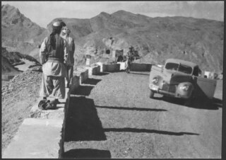 Britisch-Indien, Khyber Pass (Chaiber-Pass, Khaiberpass): Menschen; Männer am Strassenrand, daneben der Ford