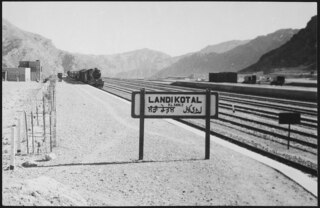 Britisch-Indien, Landi Kotal (Landikotal): Landschaft; Ein Zug am Bahnhof von Landi Kotal