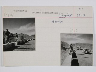 Britisch-Indien, Khyber Pass (Chaiber-Pass, Khaiberpass): Menschen; Karteikarte: Männer am Strassenrand, daneben der Ford