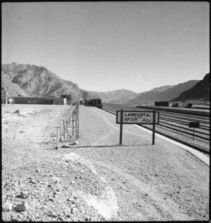 Britisch-Indien, Landi Kotal (Landikotal): Landschaft; Ein Zug am Bahnhof von Landi Kotal