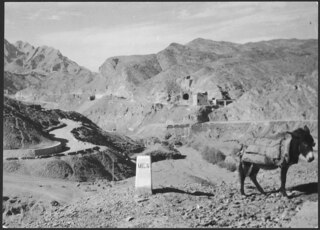 Britisch-Indien, Khyber Pass (Chaiber-Pass, Khaiberpass): Landschaft; Strassen und Eisenbahnlinien mit Tunnels in den Bergen, im Vordergrund ein Maultier