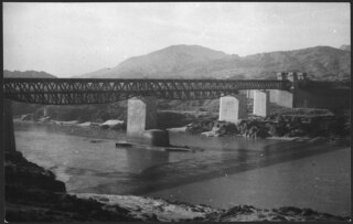 Britisch-Indien, Attock: Landschaft; Eine Eisenbrücke auf Betonpfählen über einen breiten Fluss