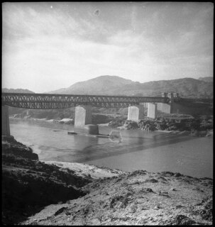 Britisch-Indien, Attock: Landschaft; Eine Eisenbrücke auf Betonpfählen über einen breiten Fluss