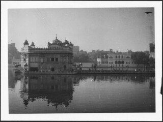 Britisch-Indien, Amritsar: Gebäude; Kuppelgebäude an einem See