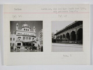 Britisch-Indien, Amritsar/Delhi: Gebäude; Karteikarte: Ein Kuppelgebäude mit Türmen / Eine Säulenhalle