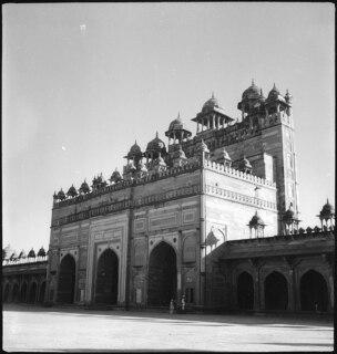 Britisch-Indien, Fatehpur Sikri: Palast; Hochgeschossiges Gebäude mit anschliessendem Säulengang