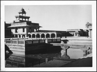 Britisch-Indien, Fatehpur Sikri: Palast; Ein Gebäude an einem Teich