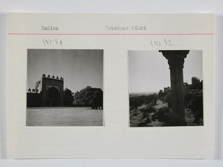 Britisch-Indien, Fatehpur Sikri: Palast; Karteikarte: Torbogen mit Säulengang / Blick über die Ebene