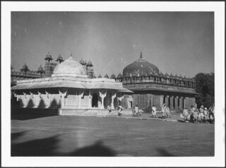 Britisch-Indien, Fatehpur Sikri: Palast; Ein weisses einstöckiges Gebäude