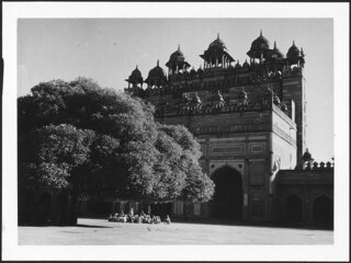 Britisch-Indien, Fatehpur Sikri: Palast; Hochgeschossiges Gebäude mit anschliessendem Säulengang