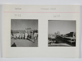 Britisch-Indien, Fatehpur Sikri: Palast; Karteikarte: Männer in einem Innenhof / Ein Gebäude an einem Teich