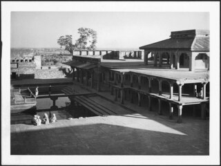 Britisch-Indien, Fatehpur Sikri: Palast; Ein Gebäude an einem Teich