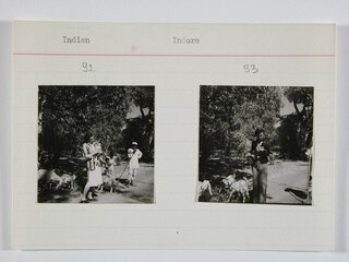 Britisch-Indien, Indore: Menschen; Karteikarte: Ella Maillart und Annemarie Schwarzenbach mit einer Ziege