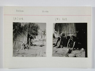 Britisch-Indien, Mandu (Mandav): Menschen; Karteikarte: Zwei Knaben sitzend vor einer Strohhütte