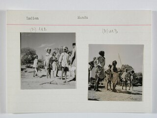 Britisch-Indien, Mandu (Mandav): Menschen; Karteikarte: Kinder mit Pfeil und Bogen